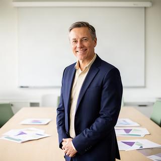 Dr. Markus Weber im Schulungsraum von Die Violette Verwaltung